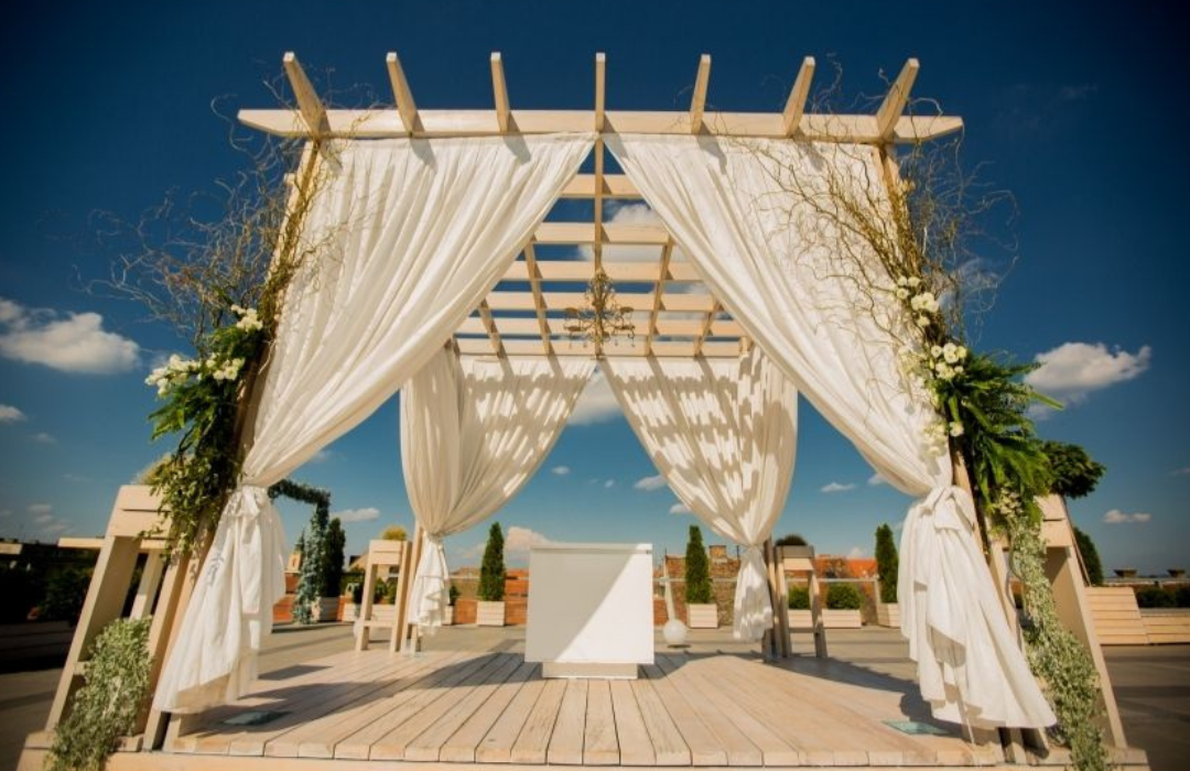 imagem de altar de casamento na praia